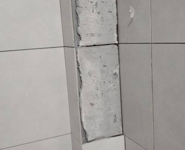 久治瓷砖空鼓维修公司分享下瓷砖施工前基层浇水润湿程度不足，可能导致以下问题